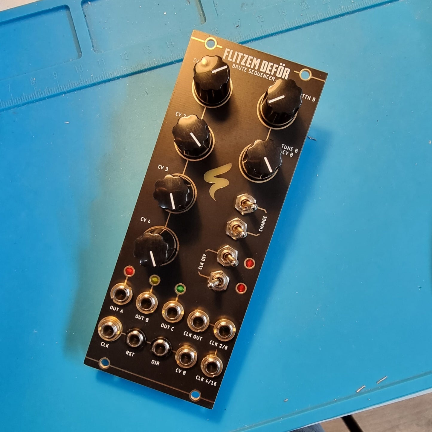 FLITZEM DEFOR / brute sequencer and clock divider / 10 HP