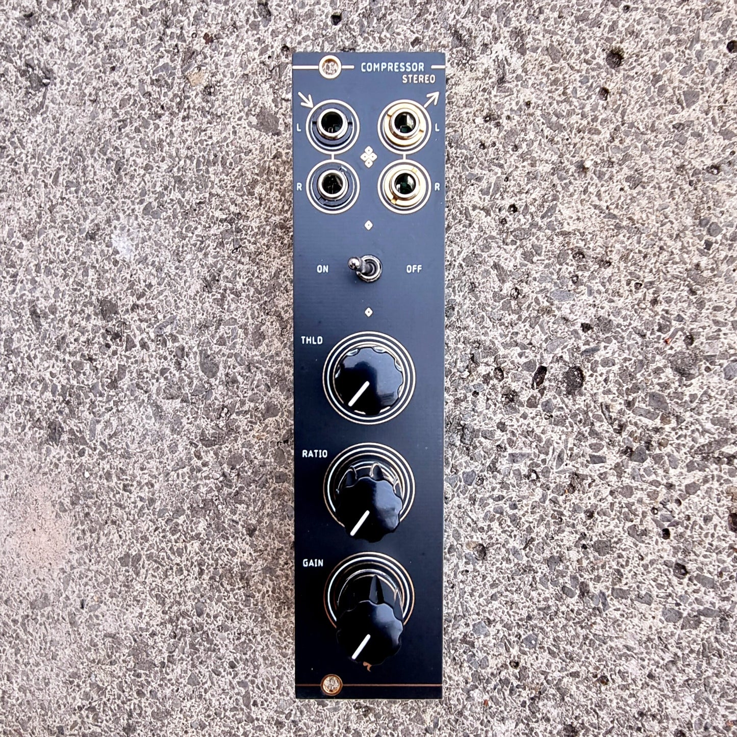 STEREO COMPRESSOR / feedforward stereo compressor / 6 HP
