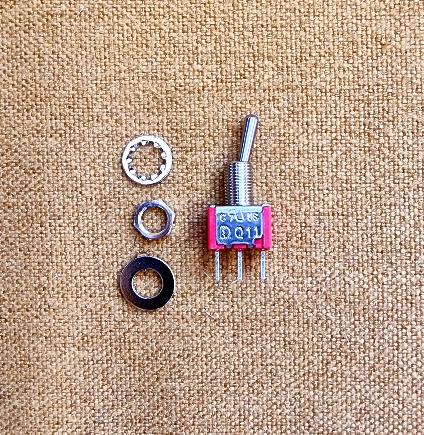 DAILYWELL MINIATURE TOGGLE SWITCH