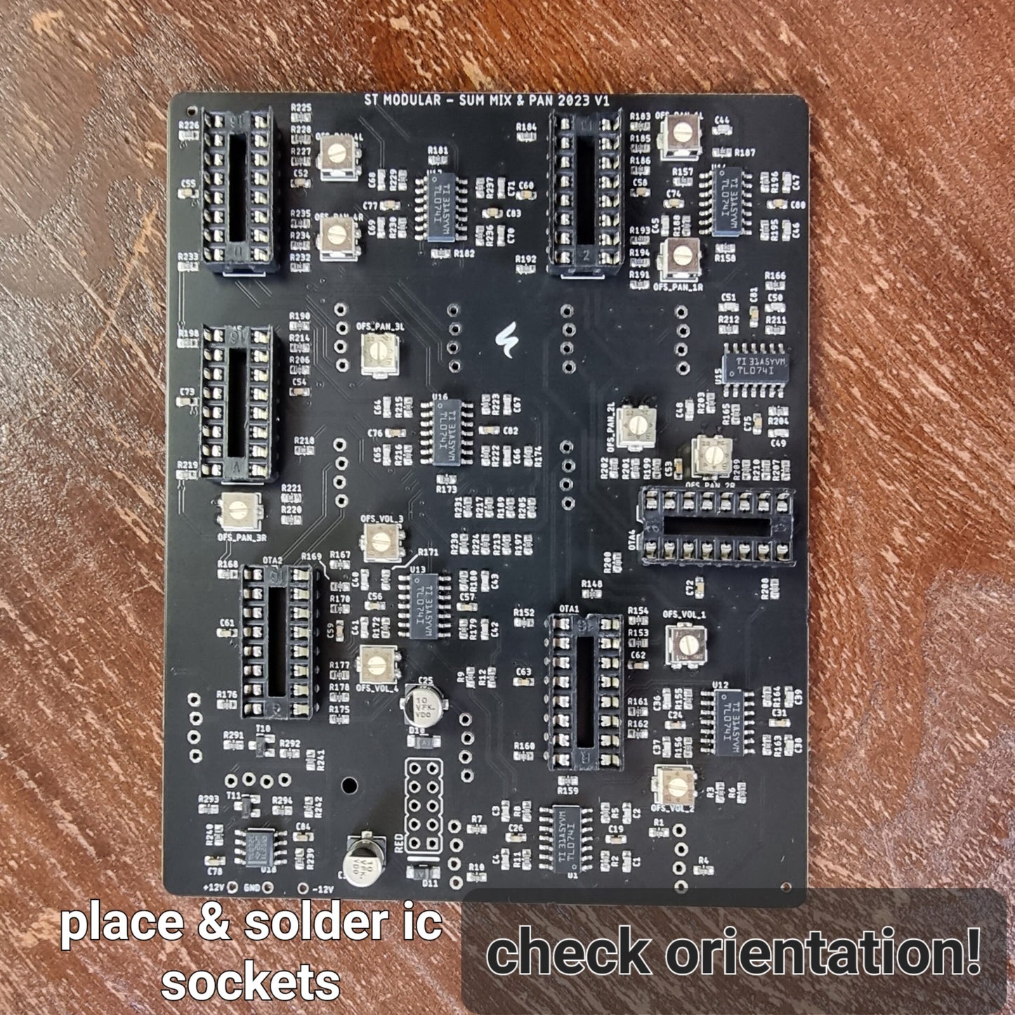 MIX & PAN / 4-channel mixer with vca, cv pan, and cv scan. / 18 HP