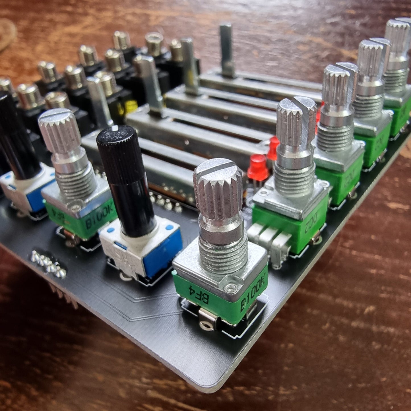 MIX & PAN / 4-channel mixer with vca, cv pan, and cv scan. / 18 HP