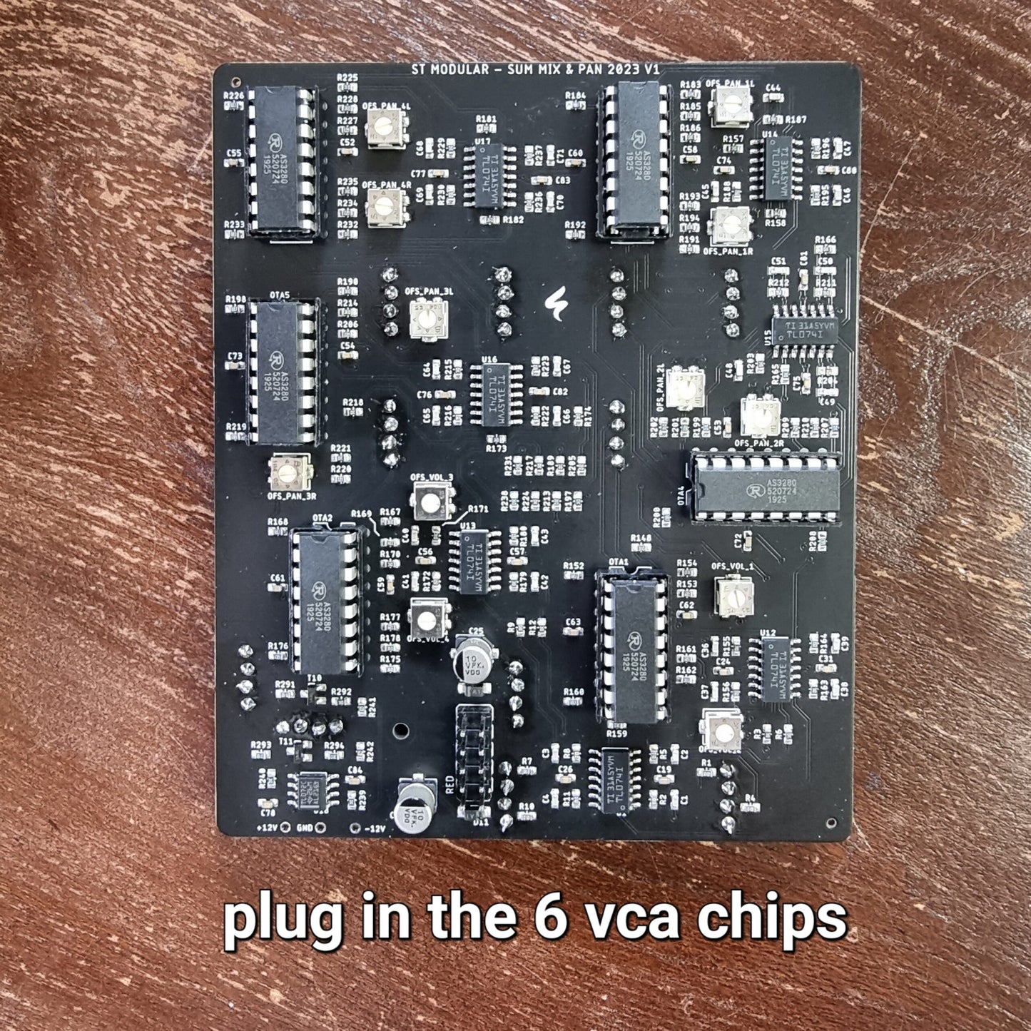 MIX & PAN / 4-channel mixer with vca, cv pan, and cv scan. / 18 HP