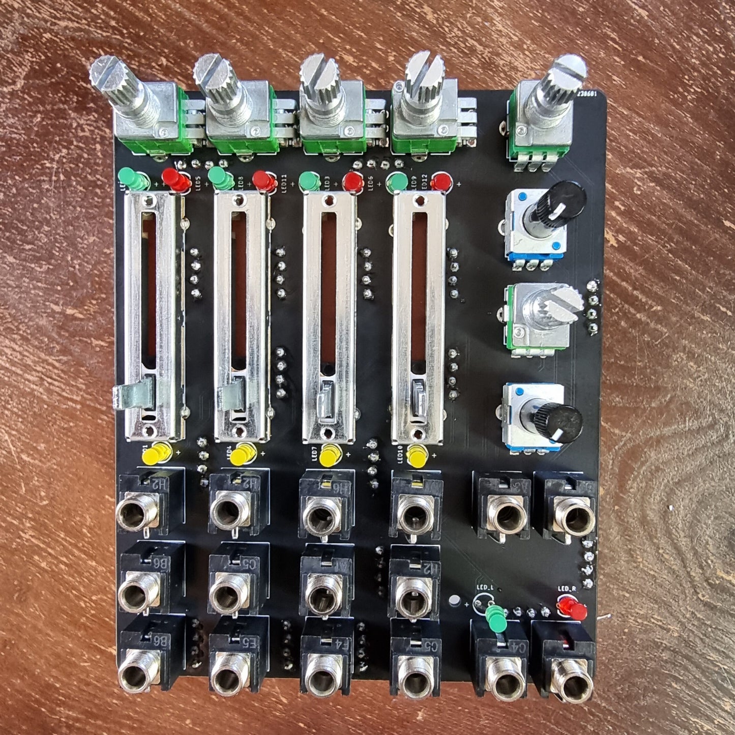 MIX & PAN / 4-channel mixer with vca, cv pan, and cv scan. / 18 HP